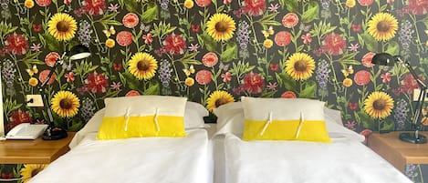 Comfort dubbelrum eller tvåbäddsrum | Duntäcken, individuell inredning, unika möbler och skrivbord