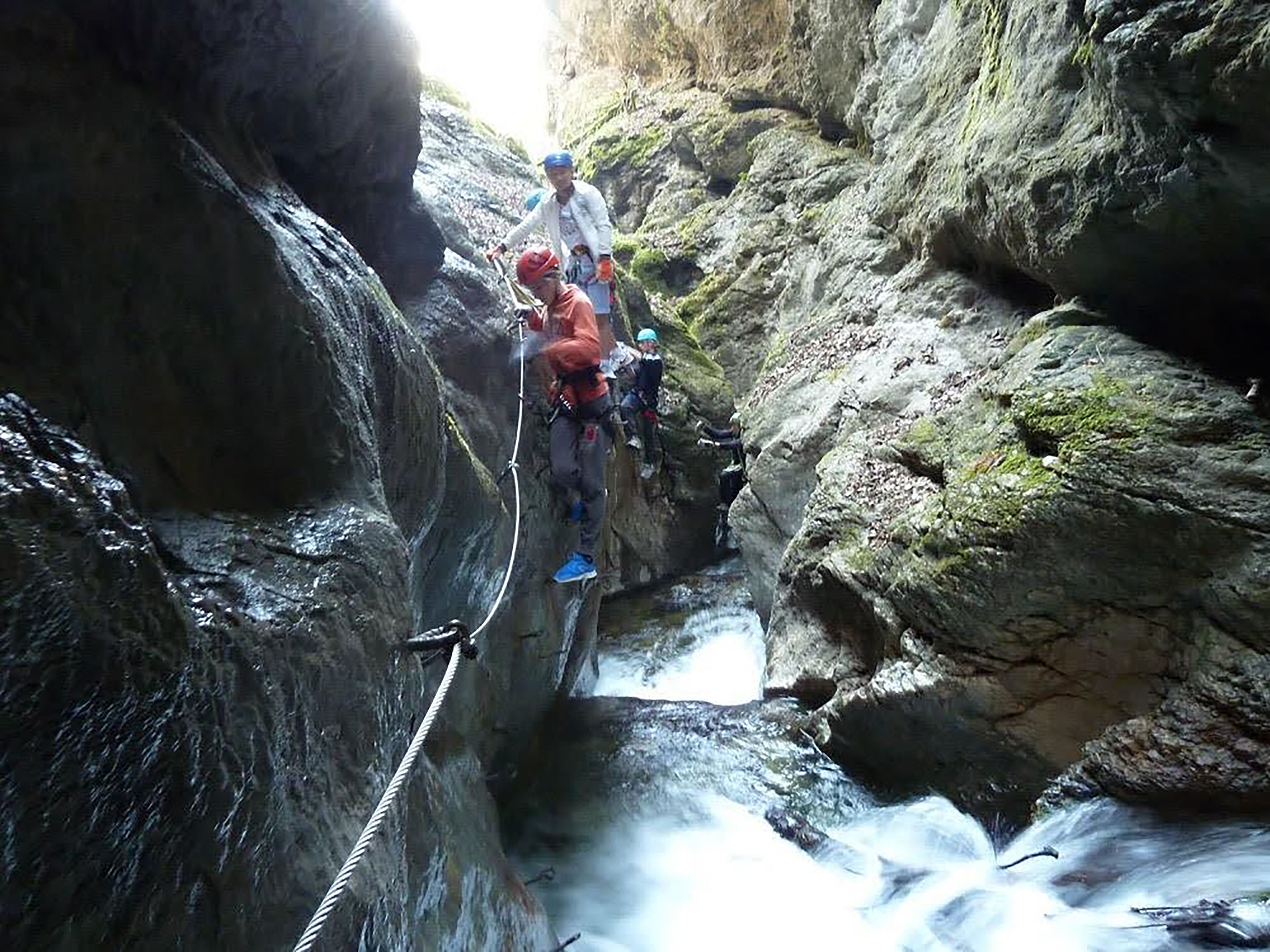 Un cañón estrecho con un puente colgante.