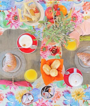 A breakfast table with various food items and drinks. - L'Ennesima Osteria con Alloggio - Bike Hotel (Toscolano Maderno)
