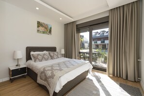 Suite, vista a la alberca | Ropa de cama de alta calidad y caja de seguridad en la habitación