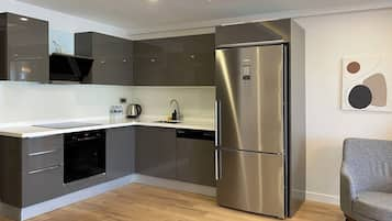 Full-sized fridge, oven, dishwasher, electric kettle