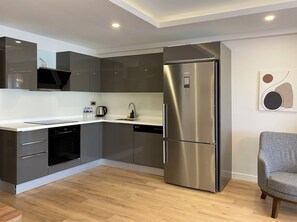 Full-size fridge, oven, dishwasher, electric kettle