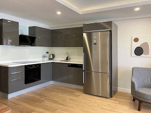 Full-size fridge, oven, dishwasher, electric kettle