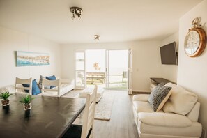 Smart TV, streaming services - Voir la Mer - Blouberg Beach (Table View)