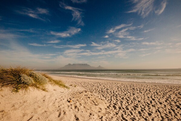 On the beach, sun-loungers - Voir la Mer - Blouberg Beach (Table View)