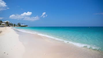 Nära stranden, solstolar och strandhanddukar