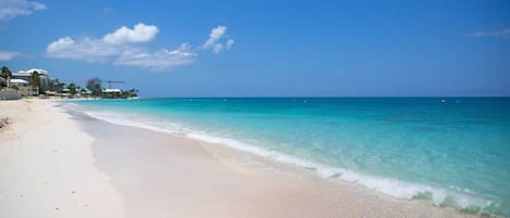Na praia, espreguiçadeiras, toalhas de praia