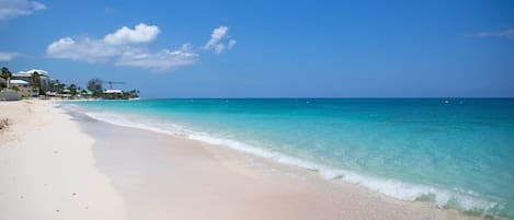 Nära stranden, solstolar och strandhanddukar