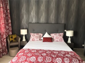 Individually decorated, desk, laptop workspace, iron/ironing board - Amarily Lodge (Abidjan)