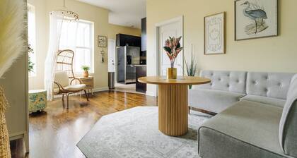 W3 - Spacious 2BR Apt + Free On-site Parking