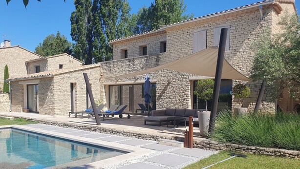 A stone villa with a pool, outdoor seating, and a covered patio. - Pretty stone house with swimming pool near Gordes (Gordes)