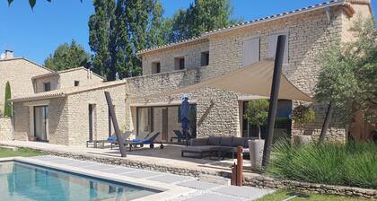 Pretty modern stone house with swimming pool near Gordes