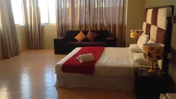 Dobbeltrom – deluxe | Minibar, safe på rommet, skrivebord og strykejern/-brett