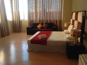 Deluxe Double Room | Minibar, in-room safe, desk, iron/ironing board - Maputo Residence Inn hotel (Maputo)