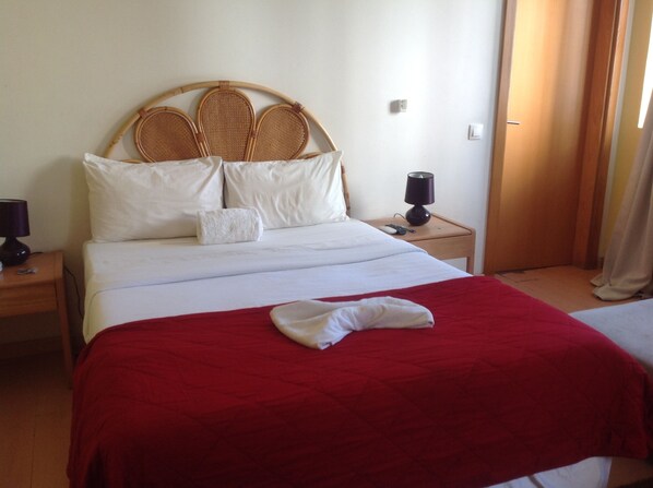 디럭스 더블룸 | 미니바, 객실 내 금고, 책상, 다리미/다리미판