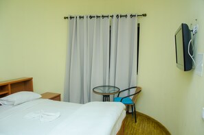 Deluxe Double Room | Minibar, in-room safe, desk, iron/ironing board - Maputo Residence Inn hotel (Maputo)
