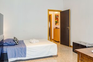3 bedrooms, desk, laptop workspace, bed sheets