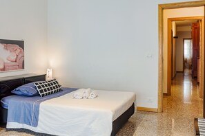 3 bedrooms, desk, laptop workspace, bed sheets