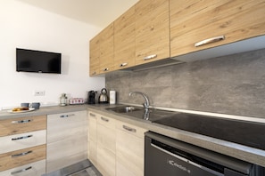 Monolocale | Cucina privata | Frigorifero con congelatore, microonde, piano cottura
