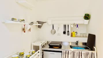 Apartament, 1 dormitori | Cuina bàsica privada | Frigorífic, placa de cuina i utensilis de cuina, vaixella i coberteria