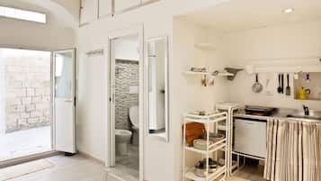 Apartament, 1 dormitori | Cuina bàsica privada | Frigorífic, placa de cuina i utensilis de cuina, vaixella i coberteria