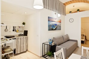 Appartamento, 1 camera da letto | Area soggiorno | TV a schermo piatto