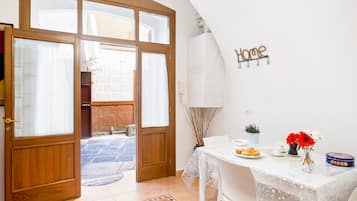 Apartment, 1 Bedroom | In-room dining