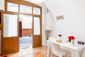 In-room dining - BUENACASA Apartment (Bari)
