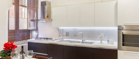 Apartament, 2 dormitoris | Cuina privada | Frigorífic gran, microones, forn i placa de cuina