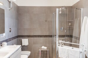 Apartment, 2 Schlafzimmer | Badezimmer | Dusche, Regendusche, Haartrockner, Bidet