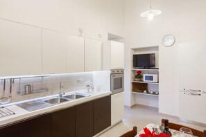 Apartment, 2 Bedrooms | Private kitchen | Full-size fridge, microwave, oven, stovetop - La terrazza sulla Chiesa di San Francesco d'Assisi (Castellana Grotte)