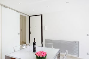 Appartement, 1 chambre | Restauration dans la chambre