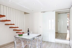 Appartement, 1 chambre | Repas dans la chambre