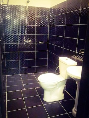 Habitación Confort | Baño | Regadera, toallas, jabón, papel de baño