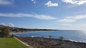 Beach nearby, sun-loungers - Kritamos Beach Apartments (Sfakia)