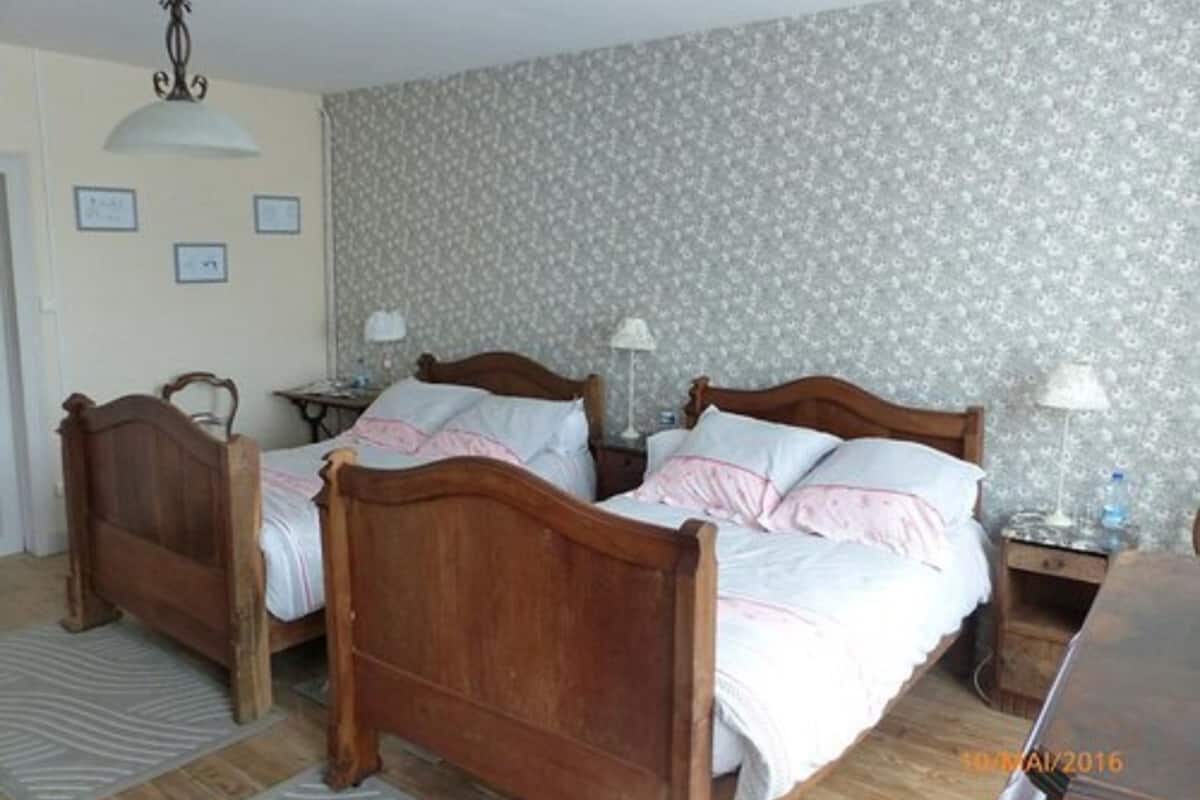 Twin Room | Free cribs/infant beds