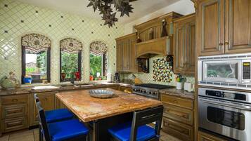 Ofen, Kochgeschirr/Geschirr/Besteck, Esstisch