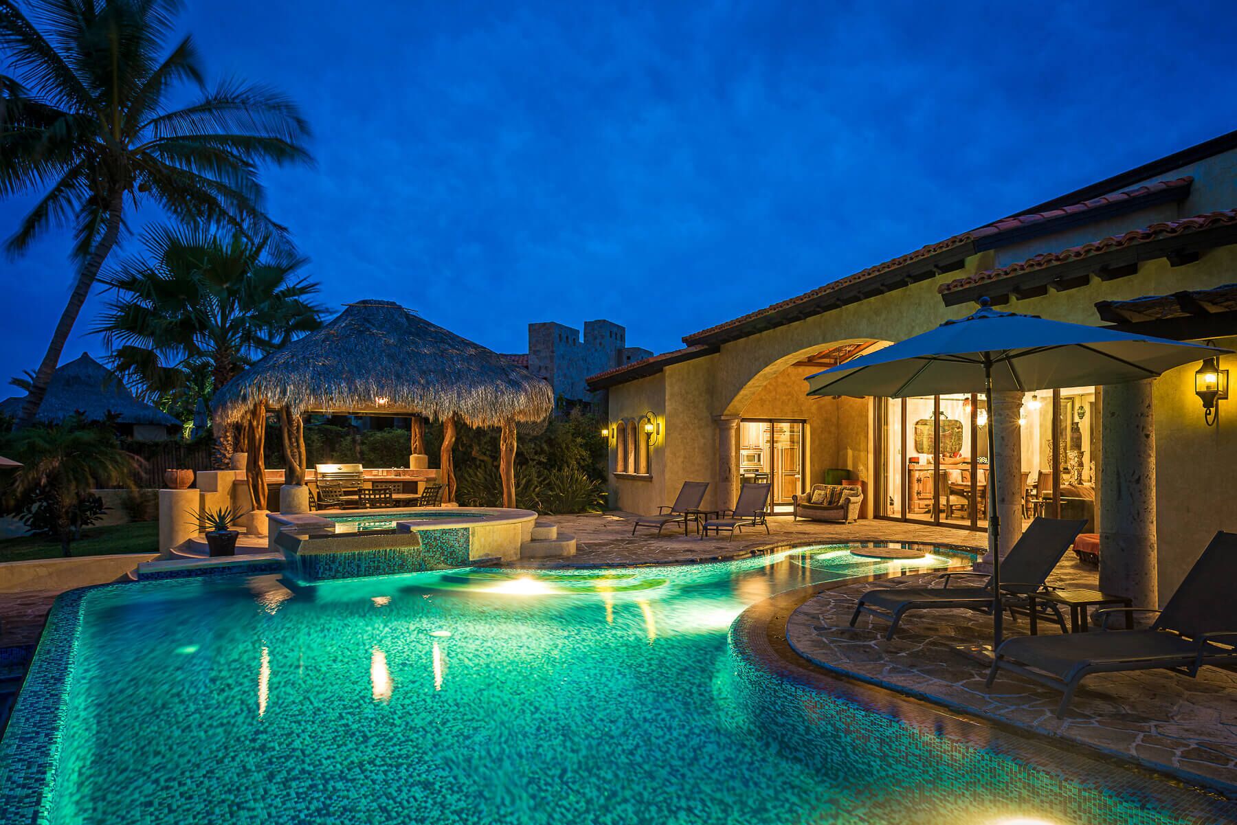 Alberca al aire libre y alberca infinita