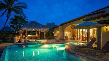 Alberca al aire libre y alberca infinita