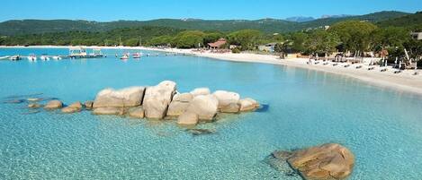 Una spiaggia nelle vicinanze