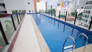 A rooftop swimming pool with a city view, surrounded by buildings. - PB02 Ap. a 500m do Fiesta Pituba (Salvador)