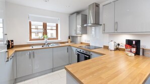 Microwave, oven, dishwasher, cookware/dishes/utensils - Oak Grove 32 (Saundersfoot)