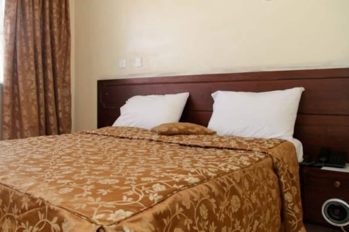 Studio Suite | Desk, free WiFi, bed sheets