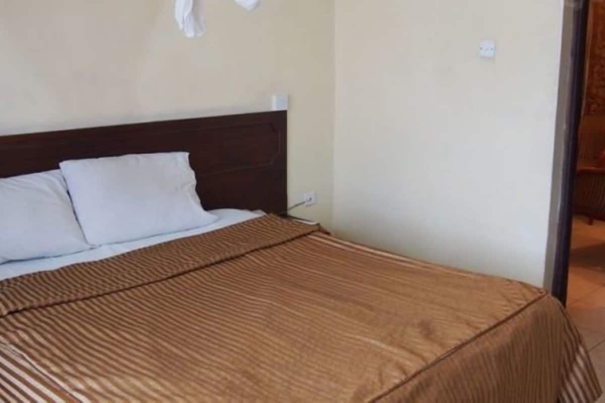 Double or Twin Room | Desk, free WiFi, bed sheets