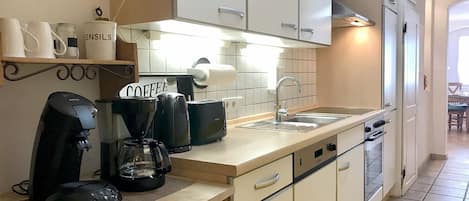 Frigorífico, horno, placa de cocina y lavavajillas