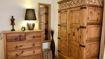 1 Schlafzimmer, Schreibtisch, Bügeleisen/Bügelbrett, Reisekinderbett