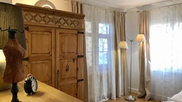 1 Schlafzimmer, Schreibtisch, BĂŒgeleisen/BĂŒgelbrett, Reisekinderbett