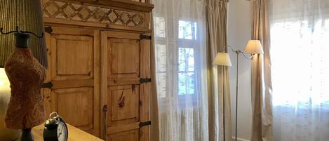 1 slaapkamer, een bureau, een strijkplank/strijkijzer, reisbedje