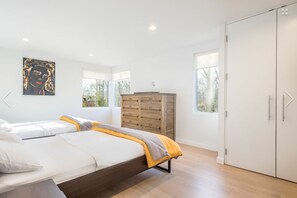 4 bedrooms, iron/ironing board, WiFi, bed sheets