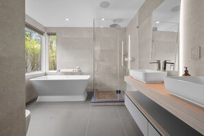Badekar, hårtørrer, bidet, håndklæder